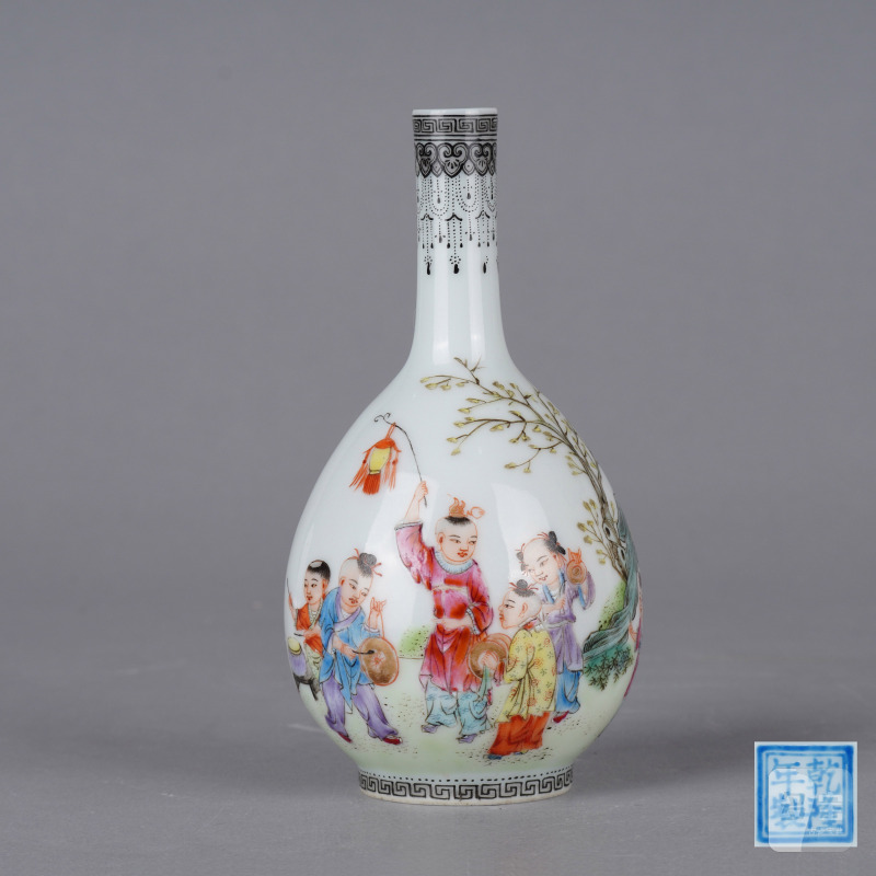 民国 粉彩婴戏图胆式瓶 - 图1